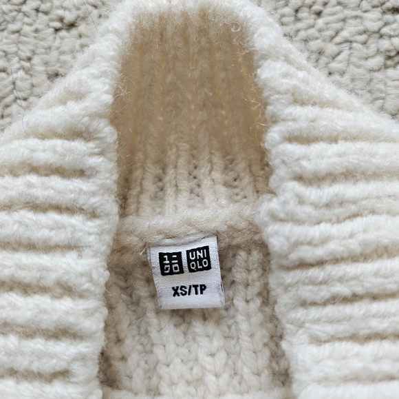 Uniqlo Knit Sweater - Picture 4 of 6